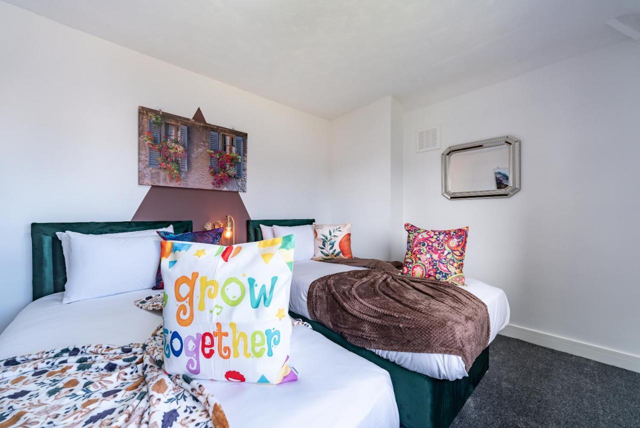 Aseda 4 Bedroom Private Parking, Game Zone -Pool Table, Garden Home Кінгстон-апон-Галл Екстер'єр фото